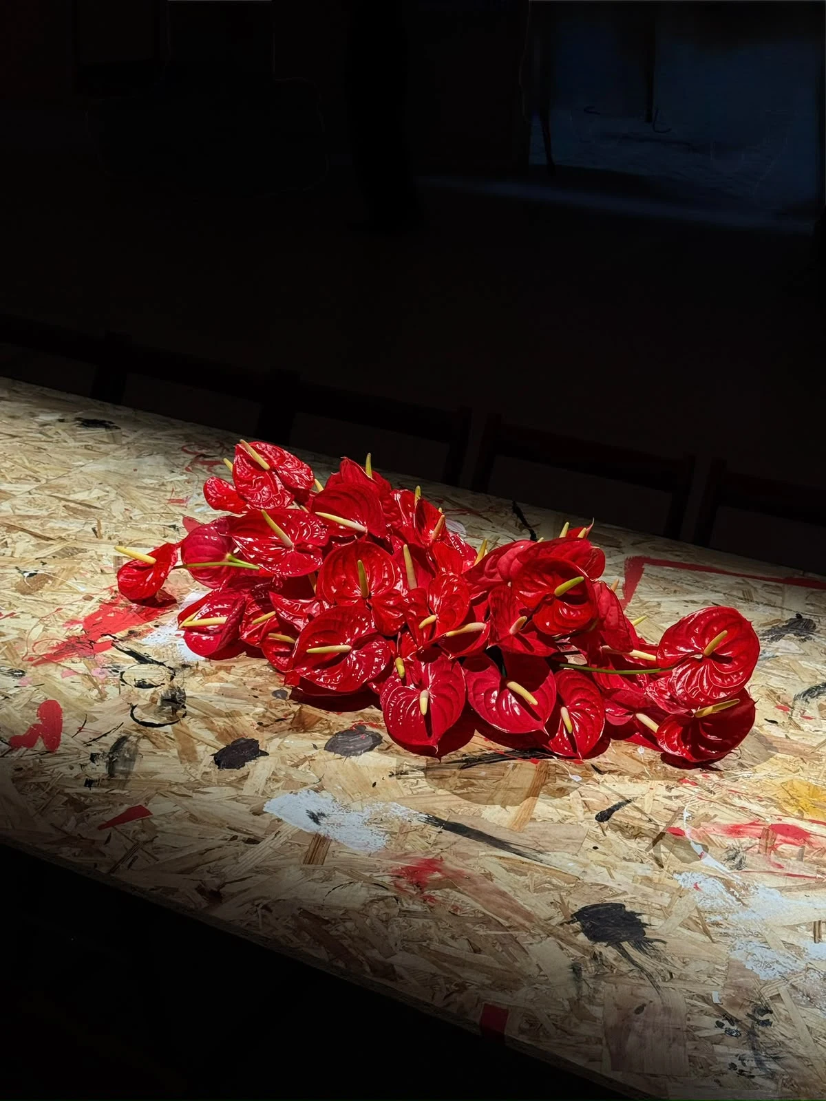 Anturios rojos en una composición de Follagh para Christian Louboutin